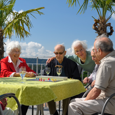 Gemütliche Spielrunde auf der Dachterrasse