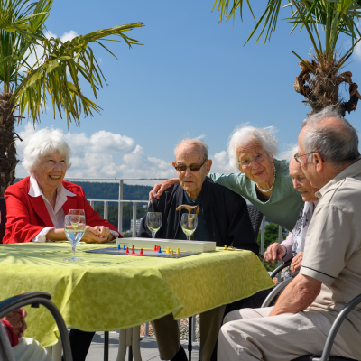 Fröhliche Spielrunde auf der Dachterrasse