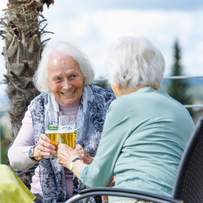 Beim Bier auf der Dachterrasse