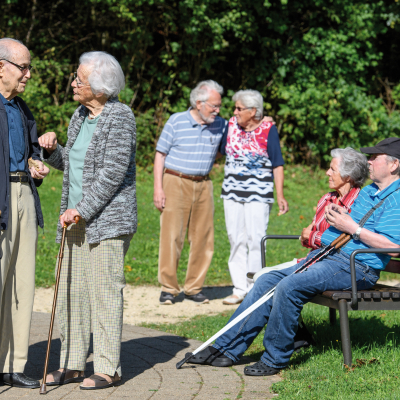 Seniorinnen und Senioren am Tiergehege