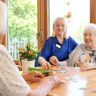 Spielrunde auf der Wohngruppe