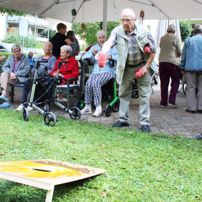 Fröhliche Spielrunde draussen